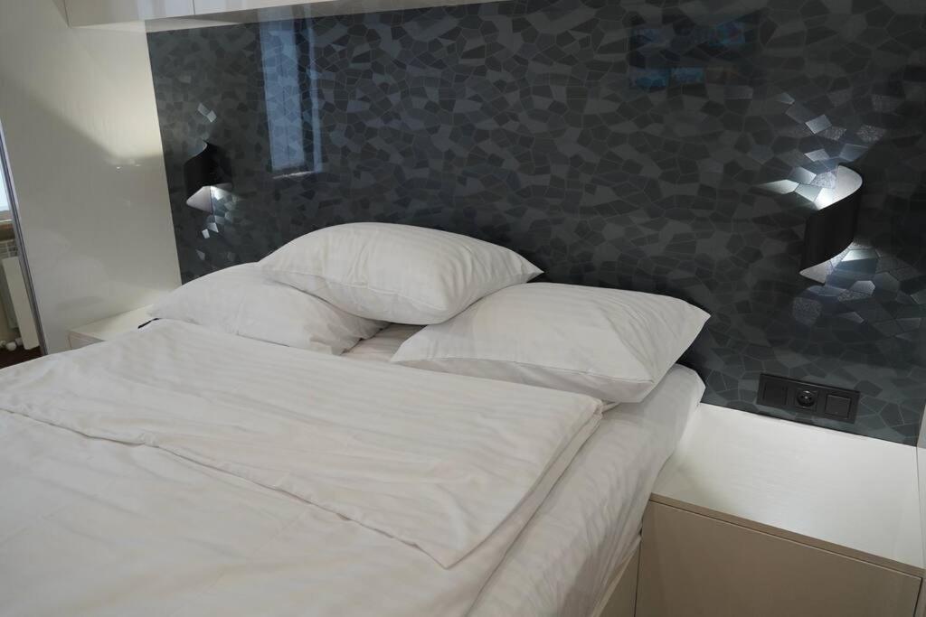 Lovely, Newly Remodeled Apartment In Yerevan! Buitenkant foto