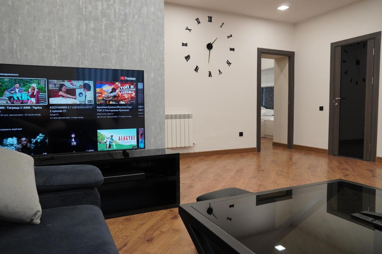 Lovely, Newly Remodeled Apartment In Yerevan! Buitenkant foto